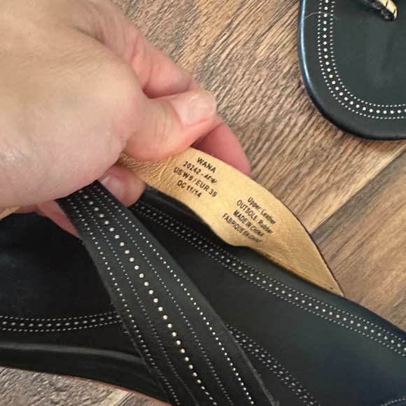 Olukai Wana Leather Thong Sandals - Picture 2 of 4